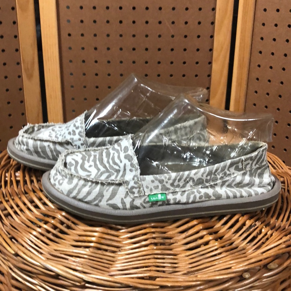Womens Sanuk Animal Print shoes size 6
